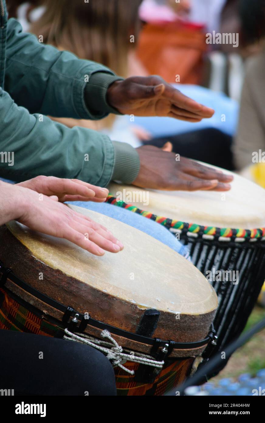 Drummer-Hände spielen die ethnische Djembe-Trommel. Stockfoto