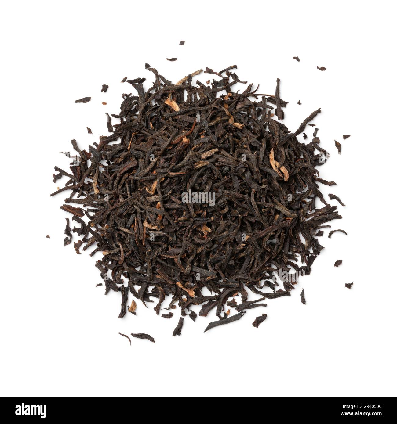 Ein Haufen getrockneter Teeblätter von Nonaipara Assam, isoliert auf weißem Hintergrund Stockfoto