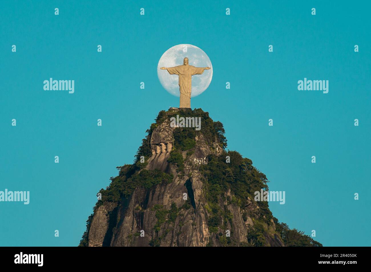 Einzigartiger Moment mit dem Mond und Christus dem Erlöser, Rio de Janeiro, Brasilien - Fotografie von Donatas Dabravolskas Stockfoto