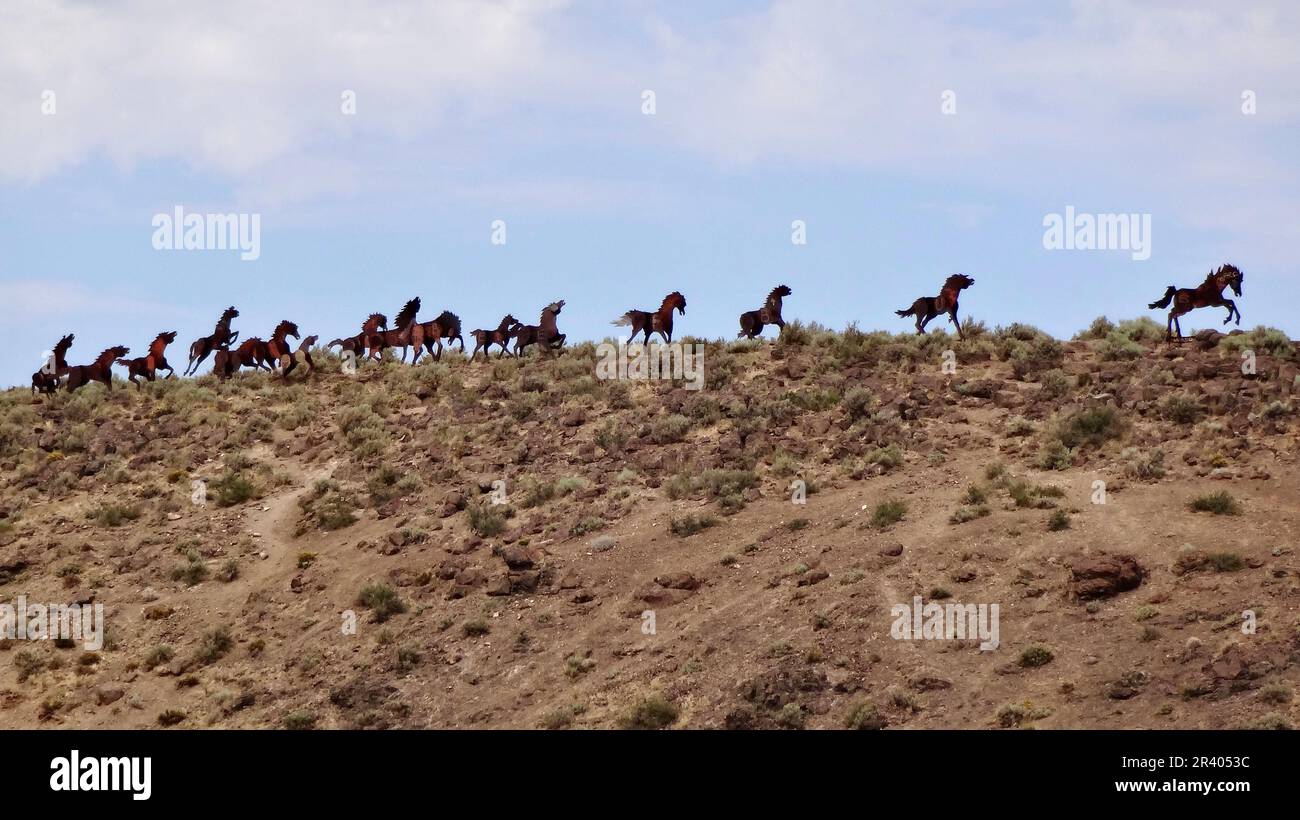 Wild Horses Monument, auch bekannt als Grandfather Cut Loose the Ponies, 15 Metallskulpturen auf einem Hügel über der Interstate 90 in der Nähe von Vantage. Washington, USA Stockfoto