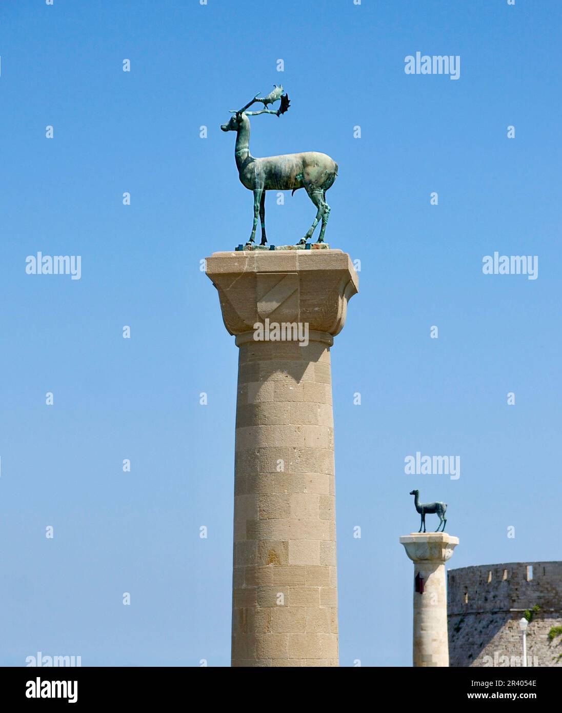 Insel Rhodos, Griechenland. Der Eintritt in den antiken Hafen der Stadt Rhodos, die beiden Säulen mit den bronzenen Hirschen. Stockfoto