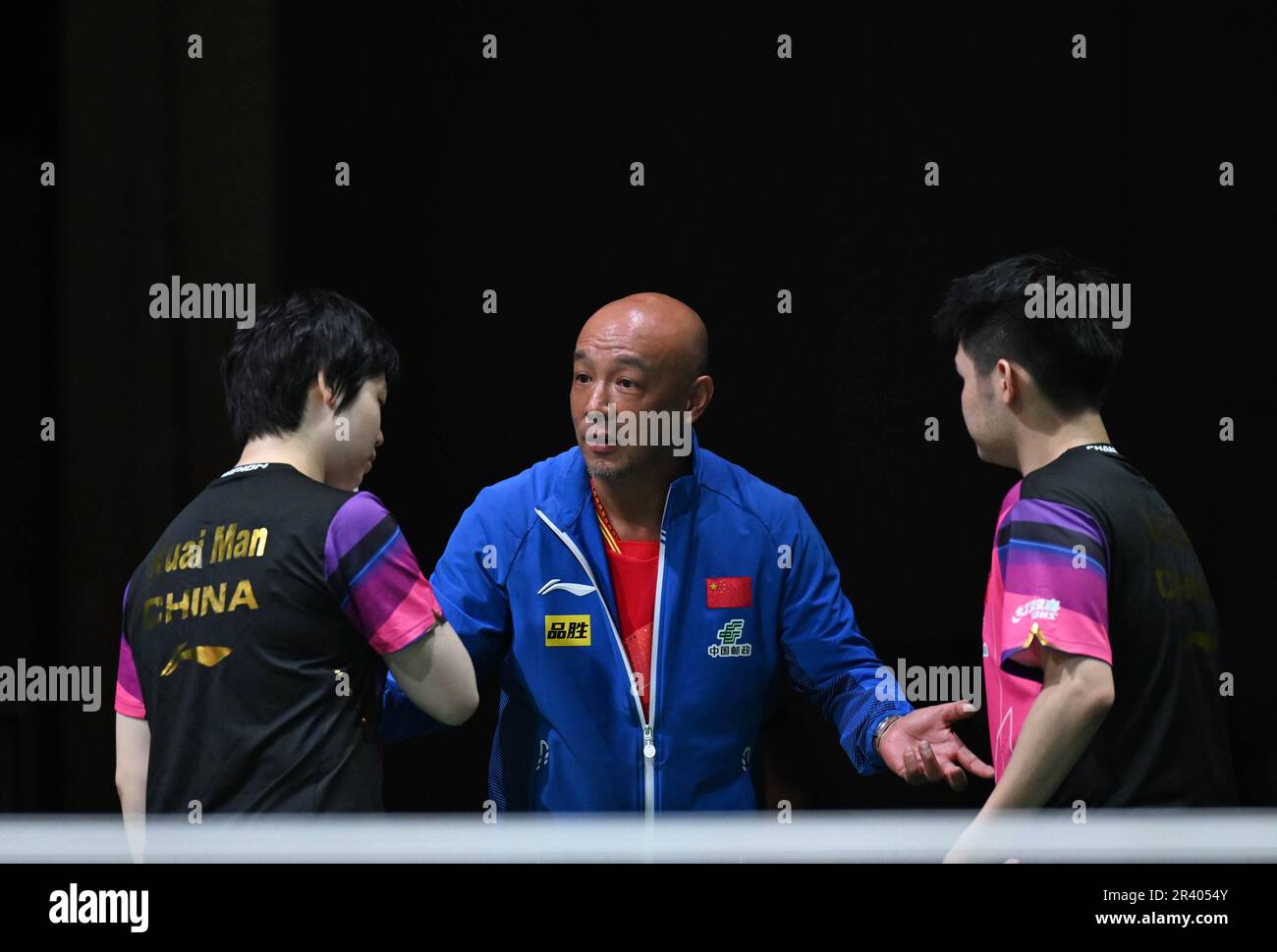 Durban, Südafrika. 25. Mai 2023. Lin Shidong(R)/Kuai man(L) aus China werden von ihrem Trainer Xiao Zhan während des Halbfinalspiels gegen Harimoto Tomokazu/Hayata Hina aus Japan bei den ITTF Table Tennis World Championships Finals 2023 in Durban, Südafrika, am 25. Mai 2023 unterrichtet. Kredit: Tao Xiyi/Xinhua/Alamy Live News Stockfoto