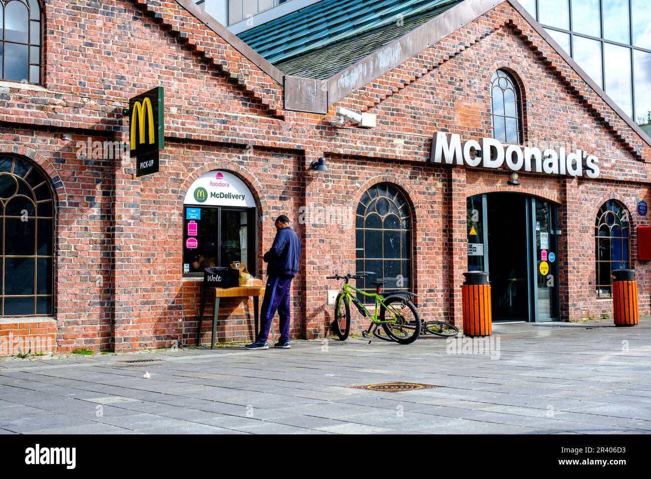 Sandnes, Rogaland, Norwegen, 18 2023. Mai, One man kauft Essen zum Mitnehmen von Einem McDonalds Fast Food Restaurant Stockfoto
