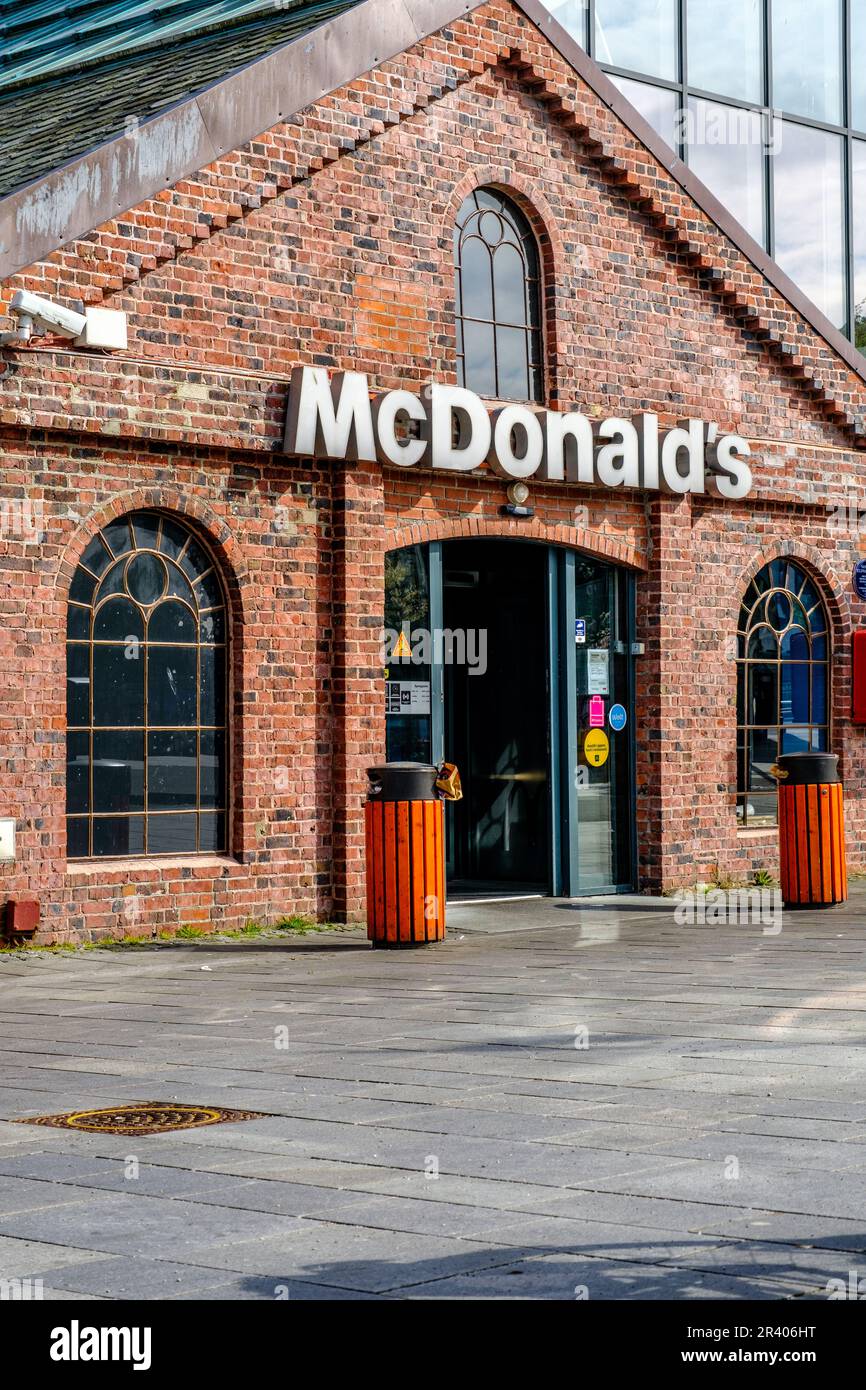 Sandnes, Rogaland, Norwegen, Mai 18 2023, High Street Retail Chain McDonald's Fast Food Restaurant Schild und Eingang ohne Personen Stockfoto