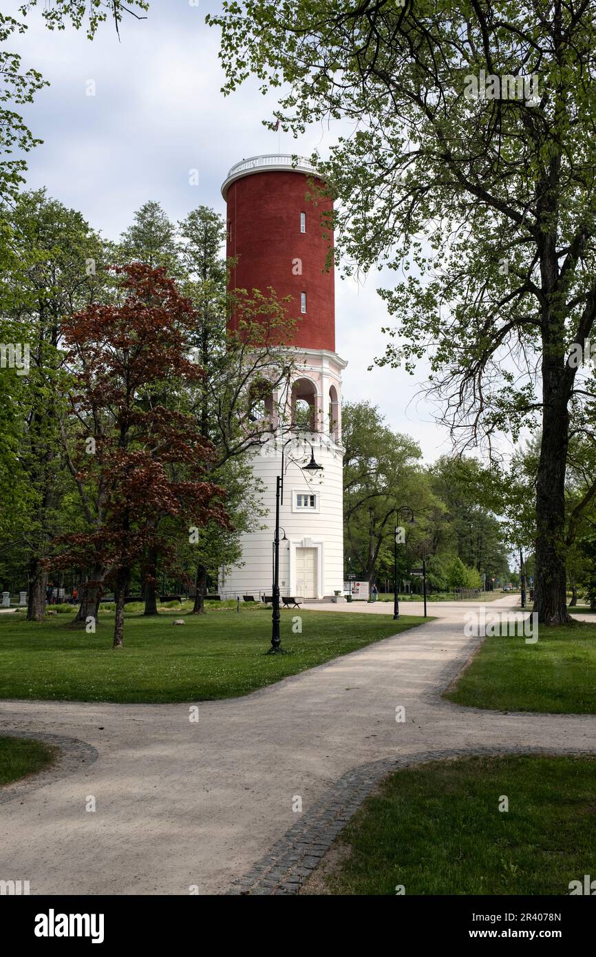 Der Wasserturm von Ķemeri, erbaut 1929, wurde 2021 renoviert und befindet sich im Kurpark von Ķemeri, Stadt Ķemeri, Jurmala, Lettland Stockfoto