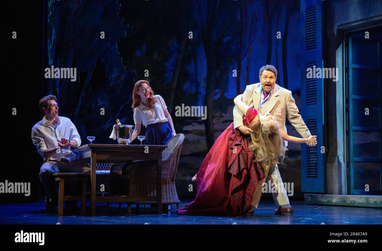 l-r: Jamie Bogyo (Alex Dillingham), Laura Pitt-Pulford (Rose Vibert), Anna Unwin (Jenny Dillingham), Michael Ball (Sir George Dillingham) in ASPECTS OF LOVE at the Lyric Theatre, London W1 25/05/2023 Musik & Buch von Andrew Lloyd Webber Texte: Don Black & Charles Hart Design: John McFarlane Beleuchtung: Jon Clark Choreographie: Jonathan Kent, Direktor von Denni Sayers Stockfoto