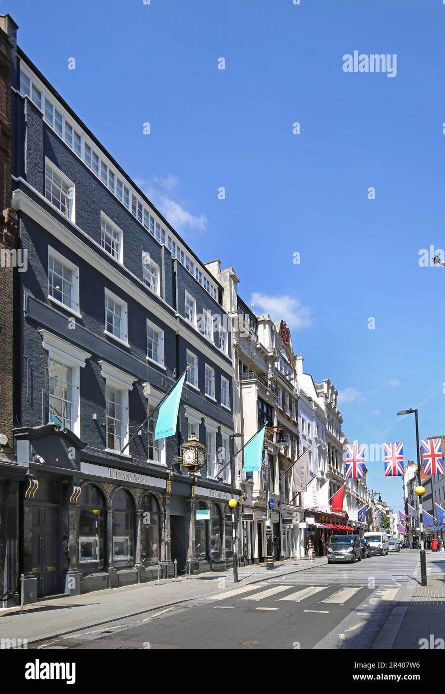 New Bond Street, London, Großbritannien. Von Tiffany & Co, dem luxuriösen Juweliergeschäft im Herzen von Londons Mayfair-Viertel. Stockfoto