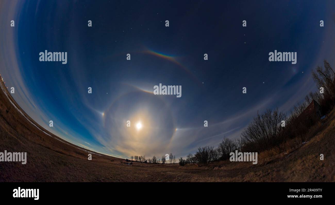 Ein Komplex von Halo-Phänomenen rund um den Vollmond. Stockfoto