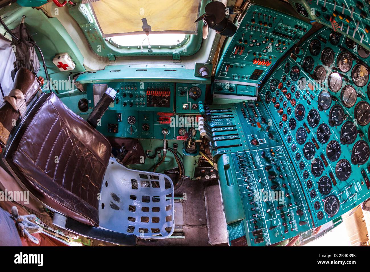Cockpit eines strategischen TU-95MS-Bombers der russischen Luftwaffe. Stockfoto