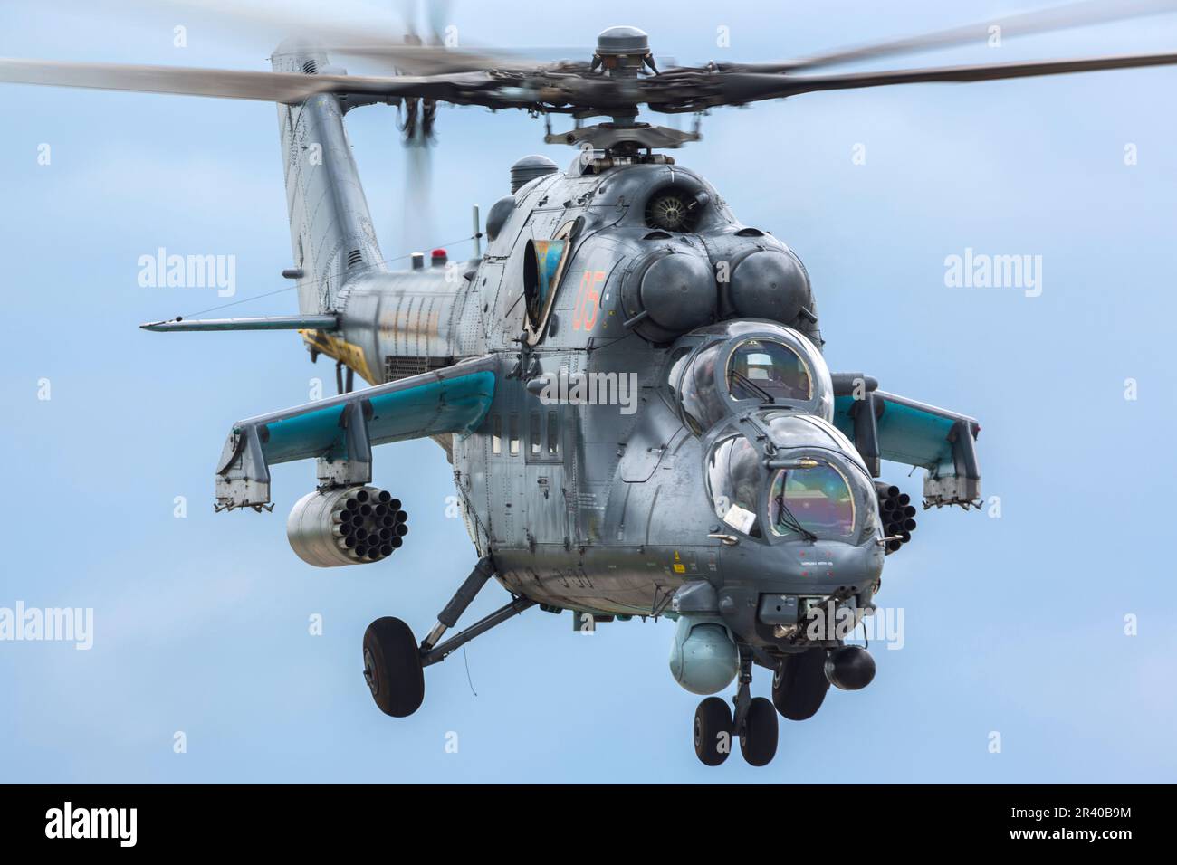 Der MIL Mi-35M-Angriffshubschrauber der kasachischen Luftwaffe startet. Stockfoto