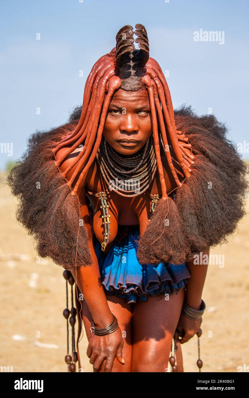 Porträt einer jungen Frau des Himba-Stammes mit traditioneller Frisur. Stockfoto