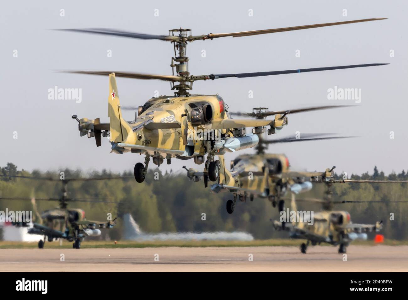Ka-52-Angriffshubschrauber der russischen Luftwaffe starten in Kubinka, Russland. Stockfoto