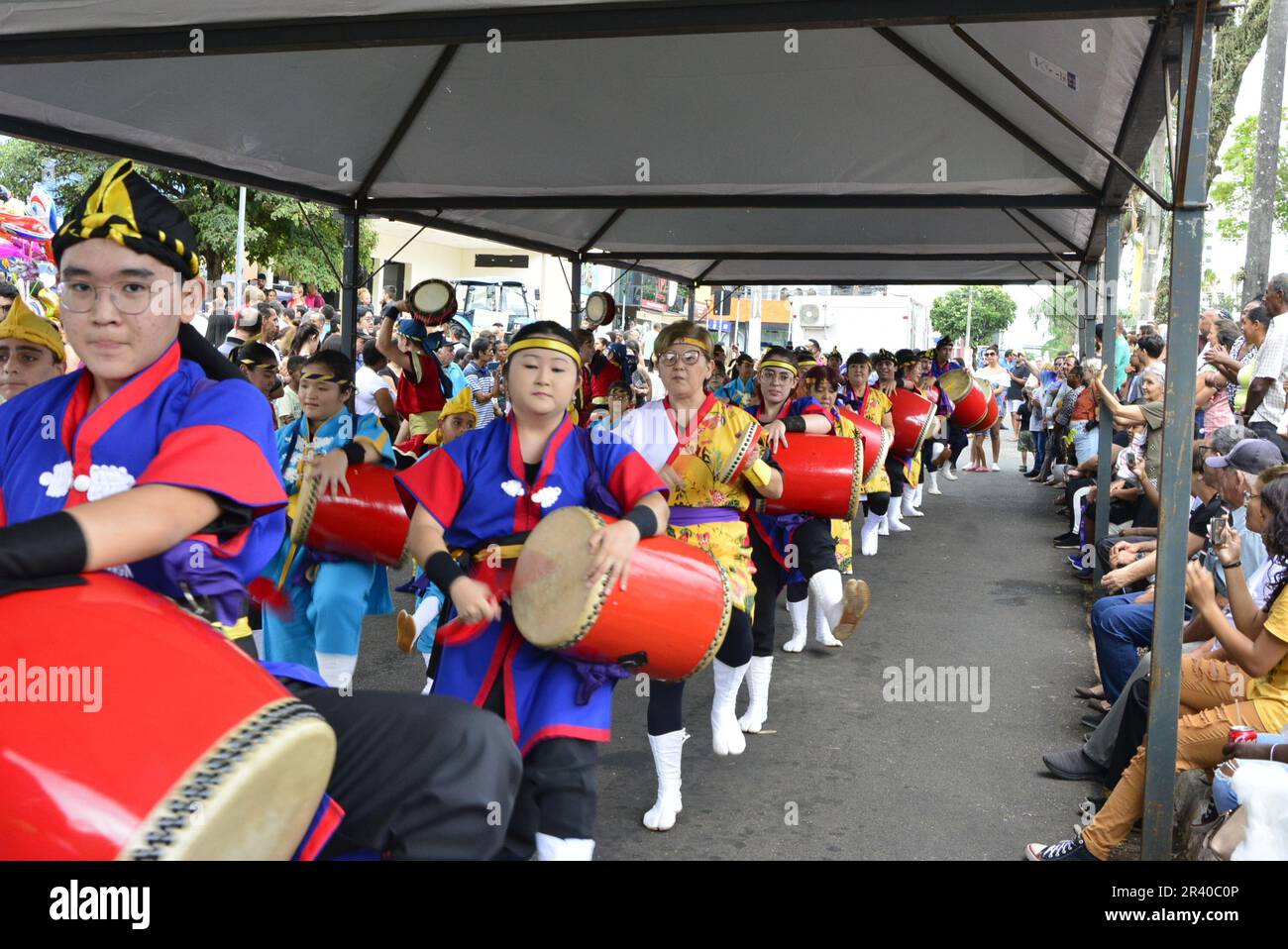 Stadt: Marília, São Paulo, Brasilien, 04. April 2023: Präsentation der japanischen Kultur auf dem Platz zum Jahrestag der Stadt mit großen Trommeln, bekannt als ta Stockfoto