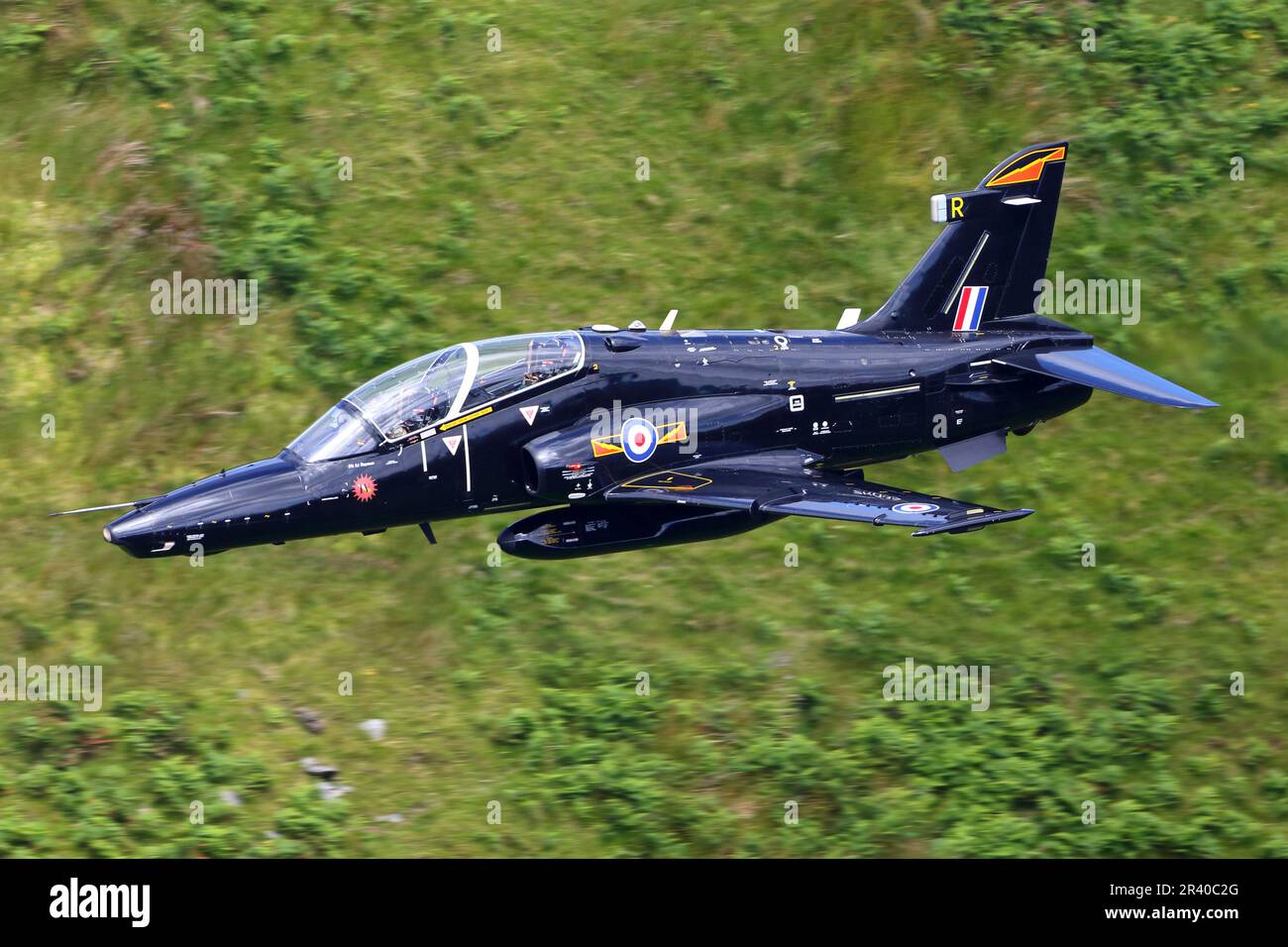 Ein Hawk T2 der Royal Air Force während eines Trainingsflugs im Machynlleth Loop, Wales, Vereinigtes Königreich. Stockfoto