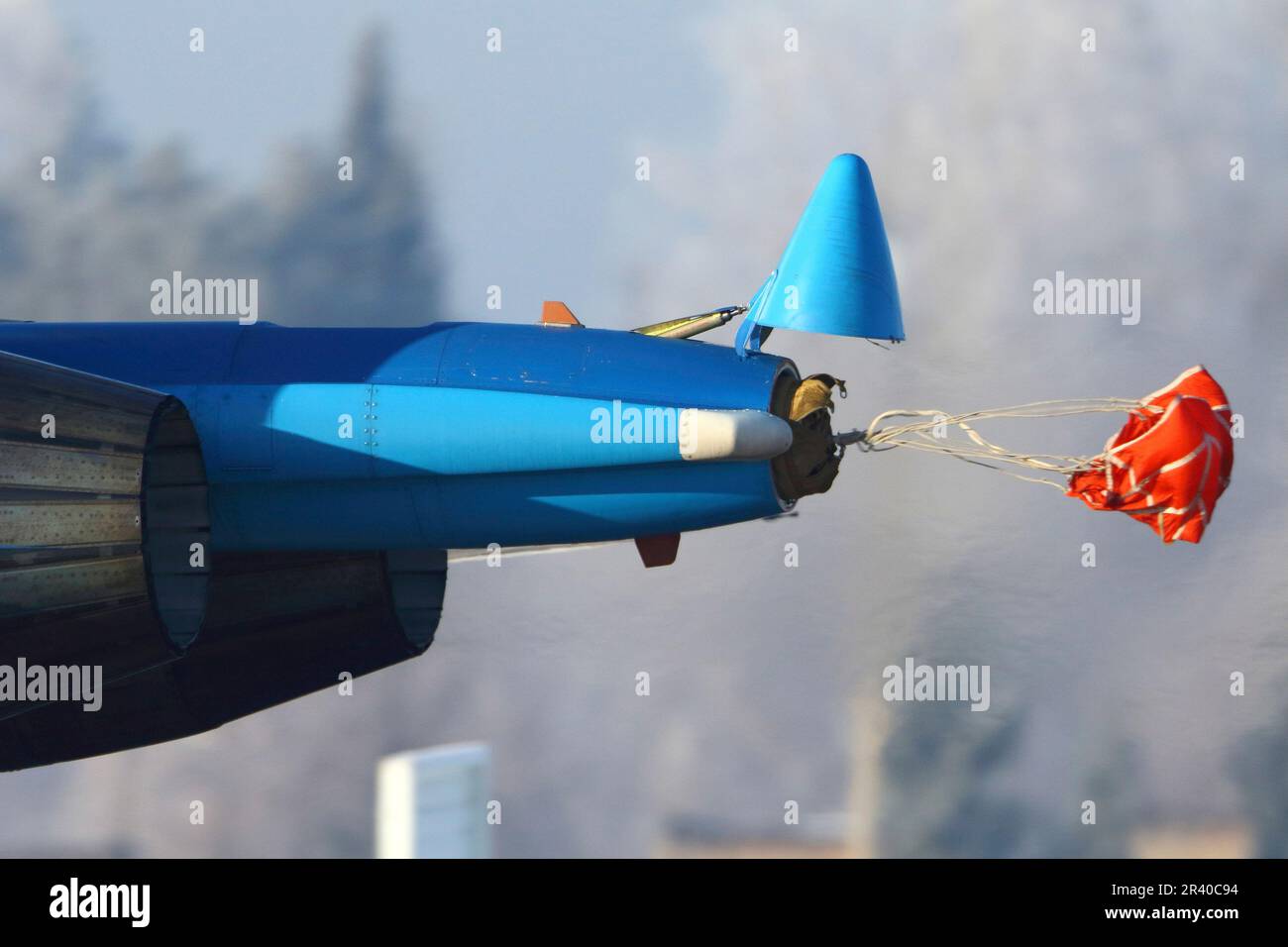 Bremsschirmeinsatz eines Su-30SM-Düsenjägers des russischen Knights-Aerobatikteams. Stockfoto