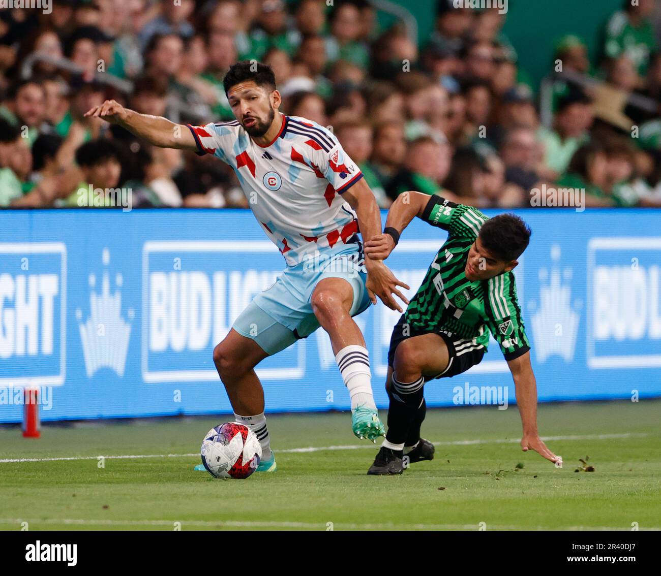 24. Mai 2023: Austin, Texas, USA: Chicago Fire Defender MAURICIO PINEDA (22) schlägt Austin FC Forward RODNEY REDES (11) wegen Besitzes während eines US-amerikanischen Besitzes Open-Cup-Fußballspiel zwischen dem FC Austin und dem Chicago Fire am 24. Mai 2023 in Austin. (Kreditbild: © Scott Coleman/ZUMA Press Wire) NUR REDAKTIONELLE VERWENDUNG! Nicht für den kommerziellen GEBRAUCH! Stockfoto