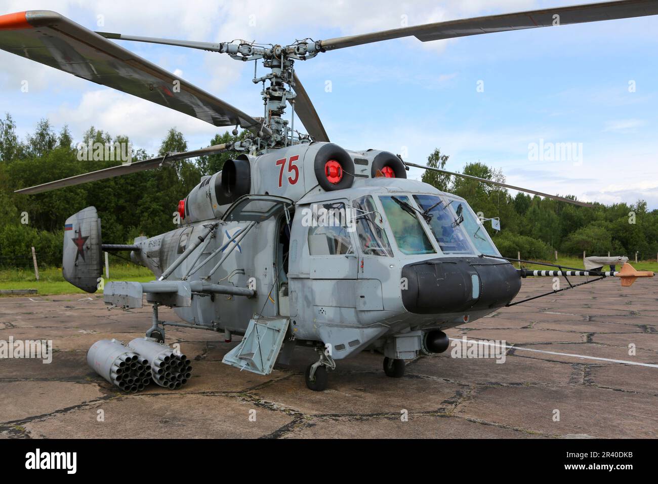 Ein Ka-29-Angriff und Infanterie-Helikopter der russischen Marine auf einem Parkplatz in Puschkin, Russland. Stockfoto