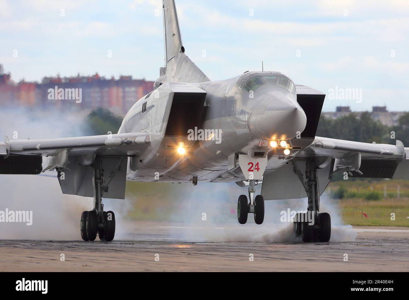 Ein TU-22M3 strategischer Bombenleger der russischen Luftwaffe, der auf dem Dyagilevo-Stützpunkt in Russland landet. Stockfoto