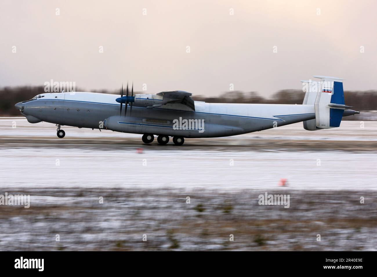 Ein an-22 Antey Transportflugzeug der russischen Luftwaffe landet auf einer Landebahn in Russland. Stockfoto