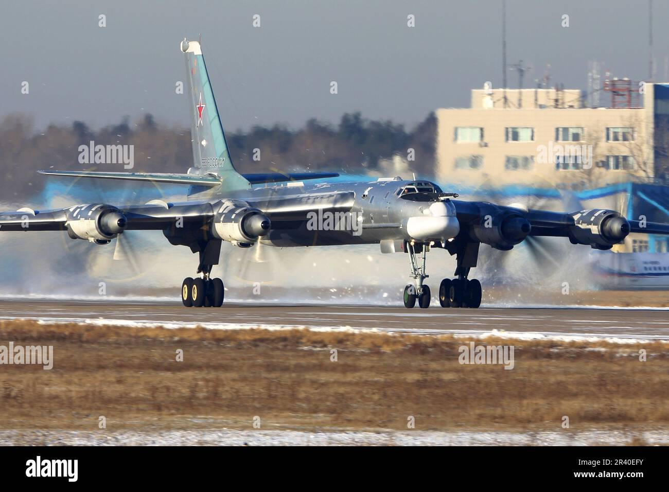 Ein strategischer TU-95MS-Bomber der russischen Luftwaffe startet in Zhukowsky, Russland. Stockfoto