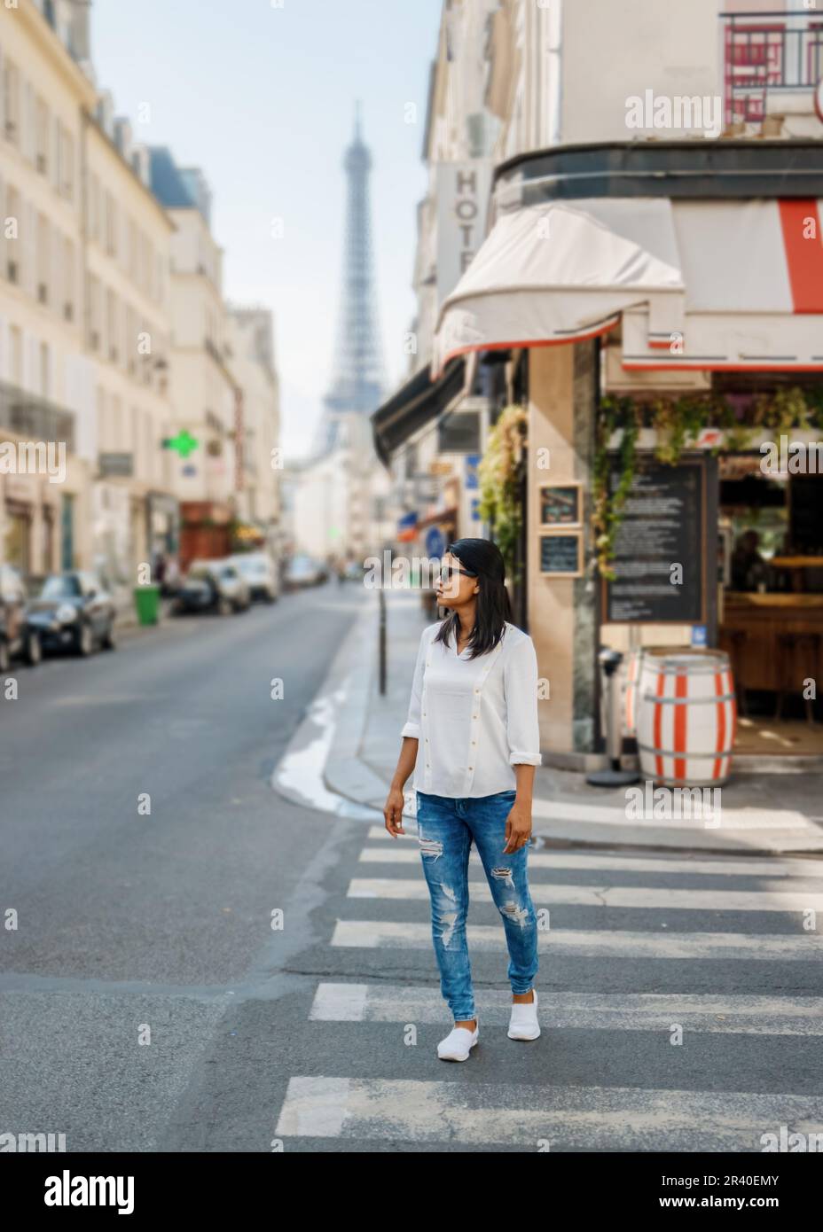 Frauen auf einem Stadtausflug in Paris, die durch die Straßen der Altstadt mit dem Eiffelturm im Hintergrund spazieren Stockfoto