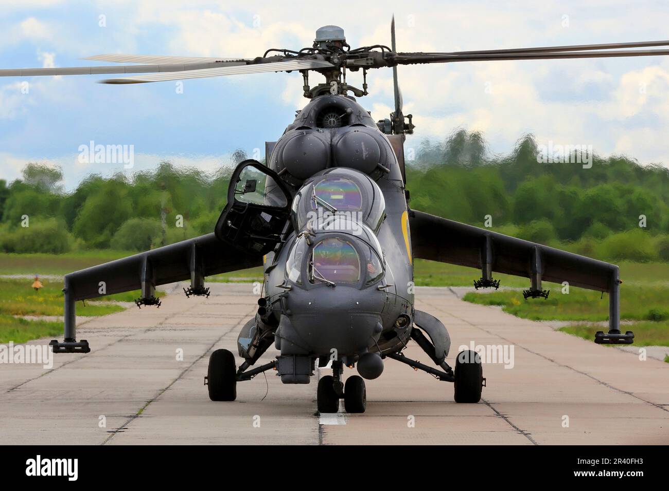 Ein Mil Mi-24P-Angriffshubschrauber der russischen Luftwaffe am Parkplatz in Torzhok, Russland. Stockfoto