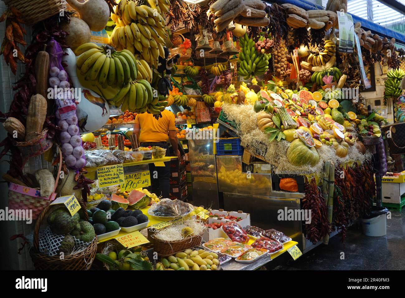 Überwältigendes Angebot an Obst und Gemüse in der Markthalle Mercado de Vegueta Stockfoto