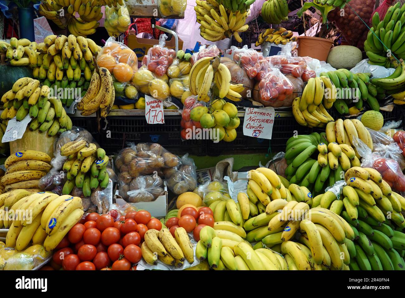 Überwältigendes Angebot an Obst und Gemüse in der Markthalle Mercado de Vegueta Stockfoto