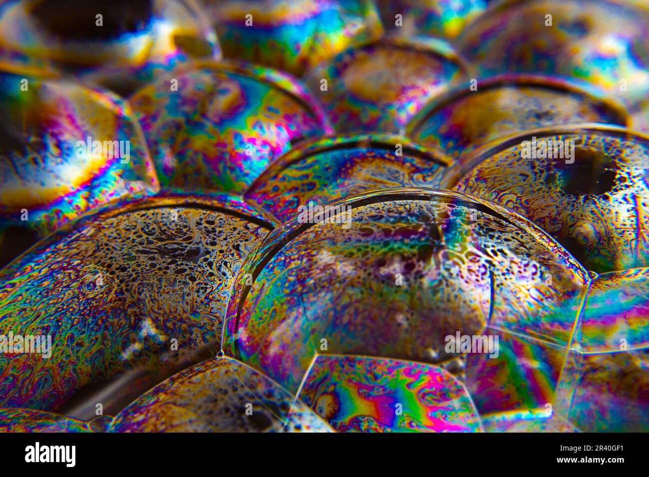Goiânia, Goias, Brasilien – 22. Mai 2023: Makrodetails von Blasen im Seifenschaum auf einer schwarzen Oberfläche. Stockfoto