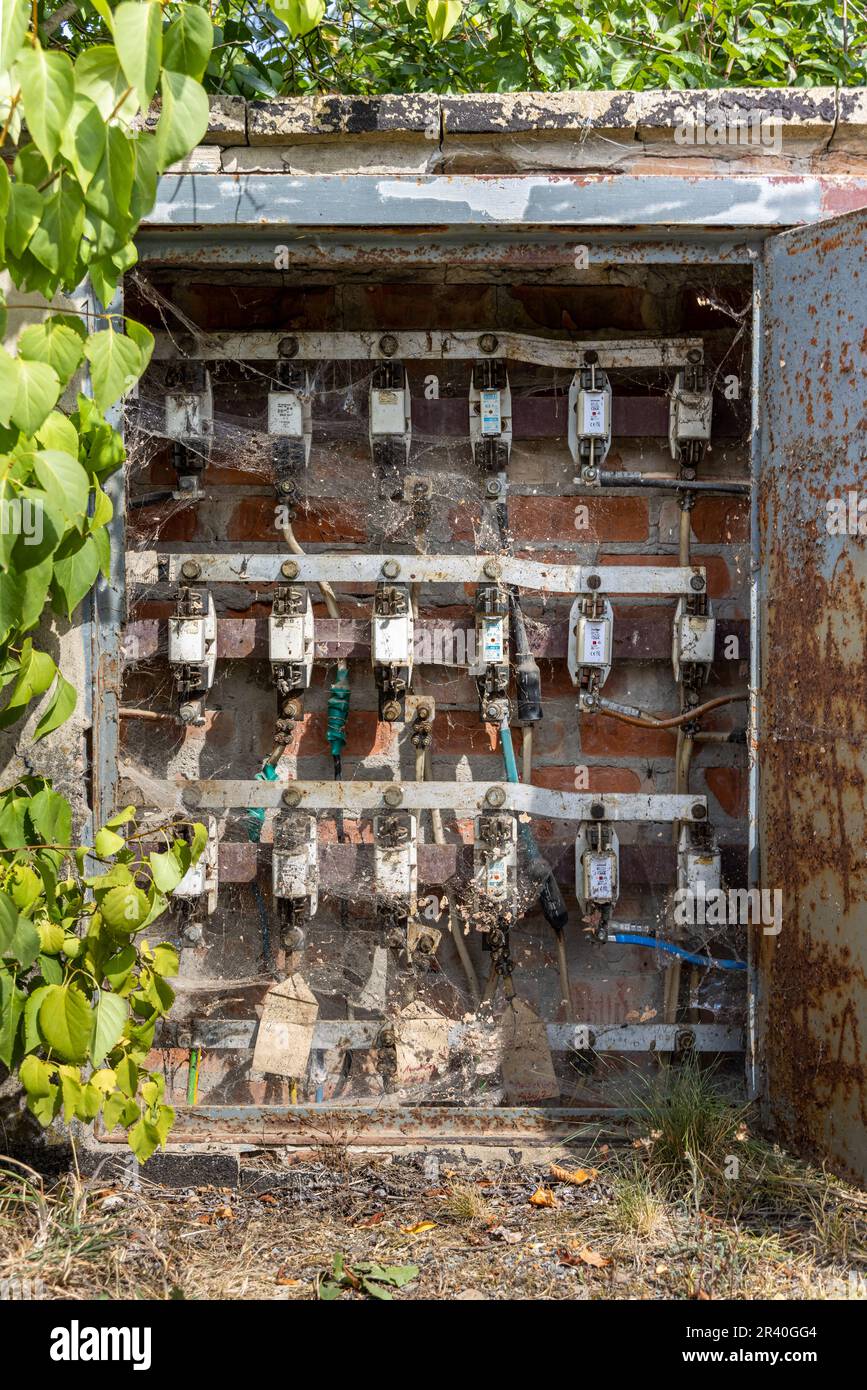 Altes Stromverteilernetz aus Ziegelsteinen Stockfoto