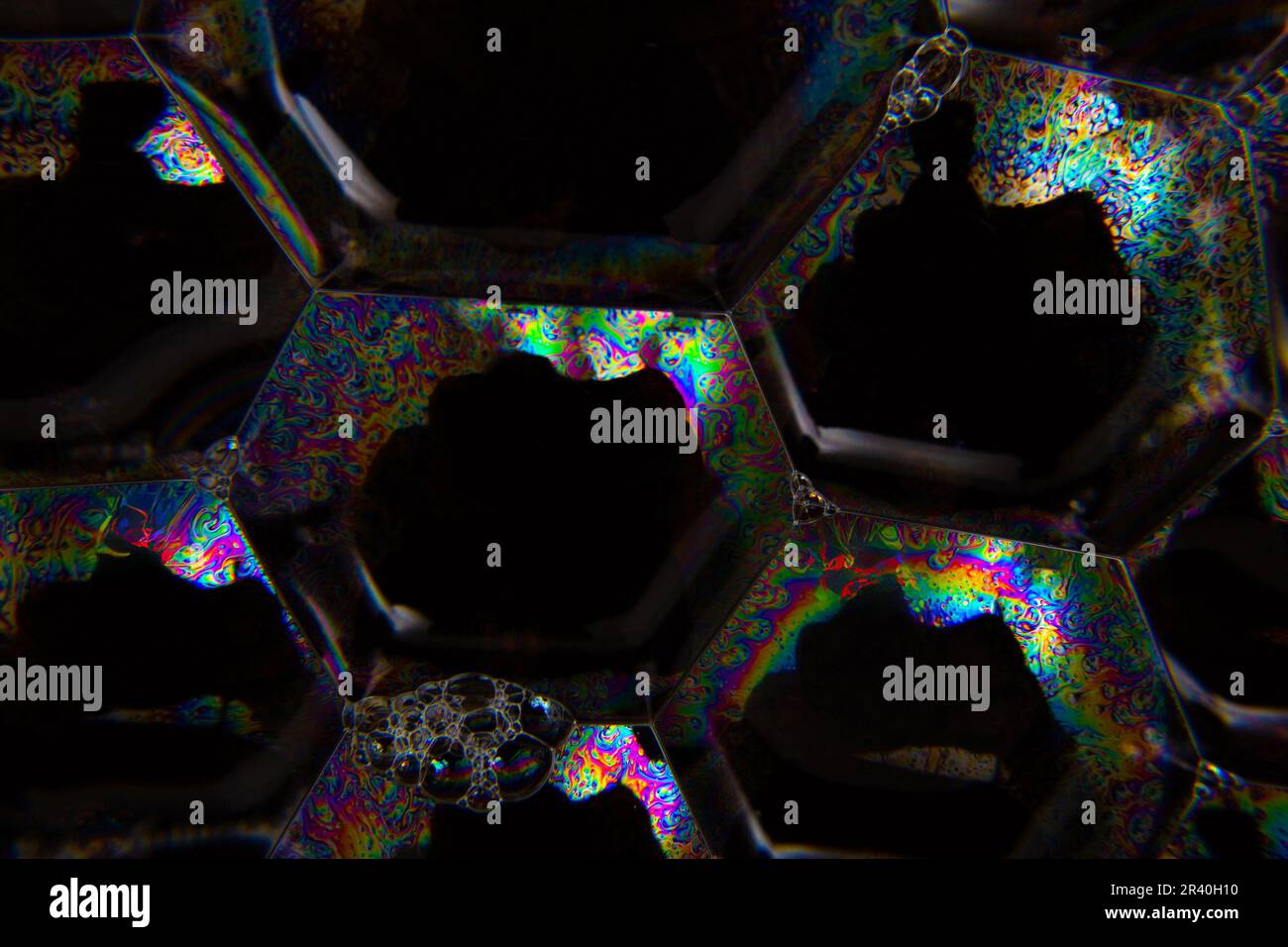 Goiânia, Goias, Brasilien – 22. Mai 2023: Makrodetails von Blasen im Seifenschaum auf einer schwarzen Oberfläche. Stockfoto