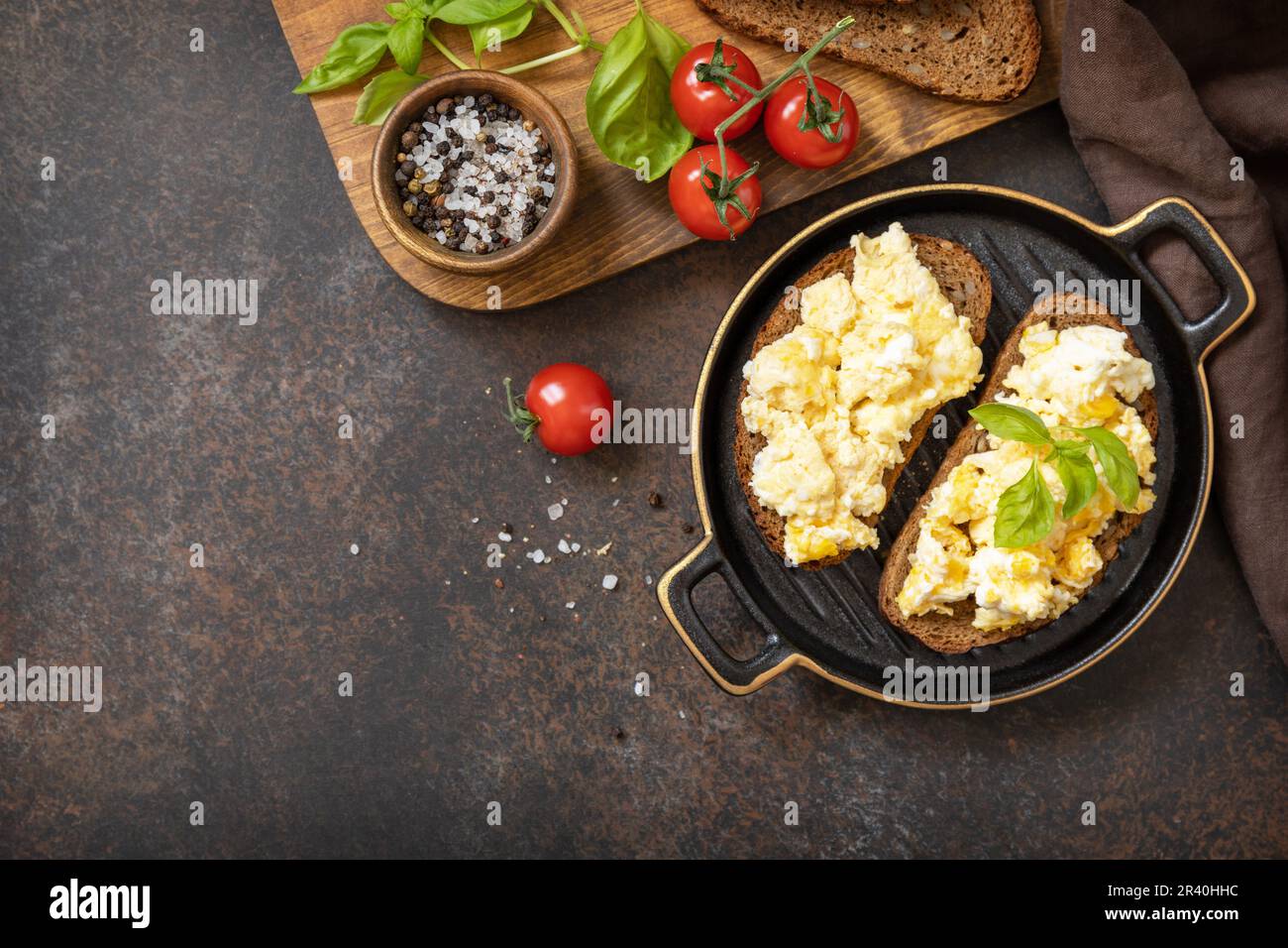 Rührei auf Vollkornbrot. Hausgemachtes Frühstück oder Brunch - Rührei ...