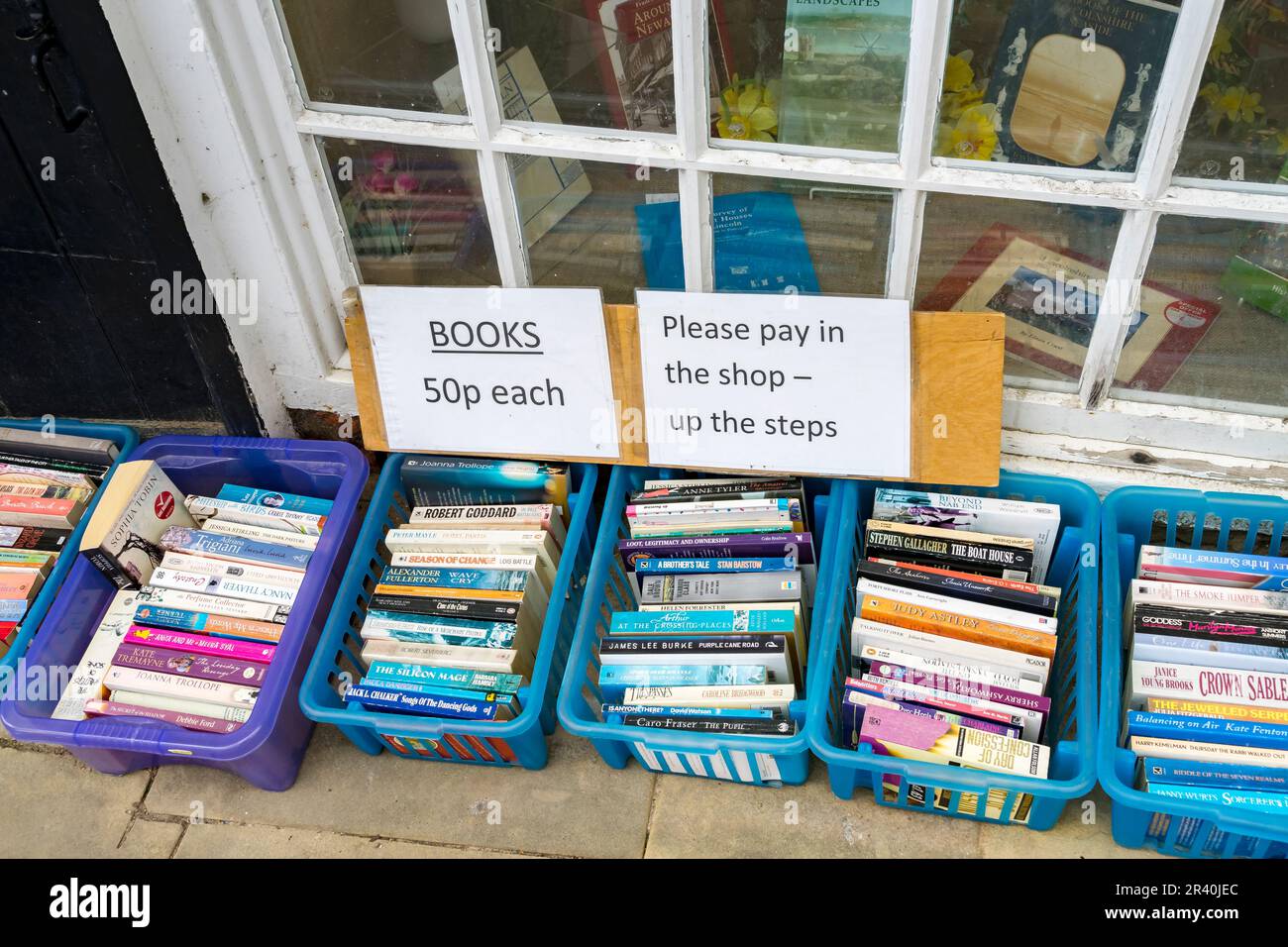 Ich habe Taschenbücher außerhalb des Buchladens Juws Court Steep Hill Lincoln City, Lincolnshire, England, Großbritannien verkauft Stockfoto