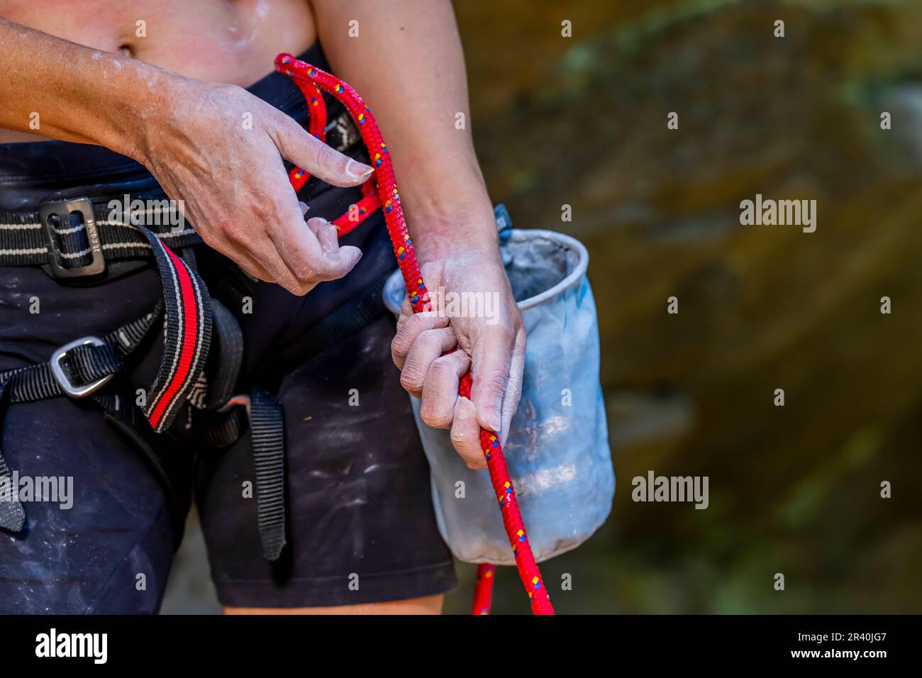 A Fit Mixed Race Female Athlete Rock klettert im pazifischen Nordwesten Stockfoto