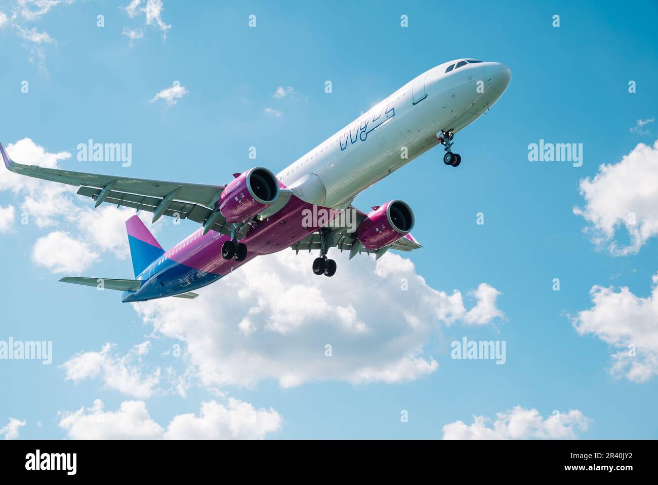 Kerkyra, Griechenland - 09 24 2022: Nahaufnahme Von Wizz Air Airplane Im Hintergrund Von Blue Sky Und White Air Clouds. Das Konzept Der Billigen Flugtickets Und Stockfoto