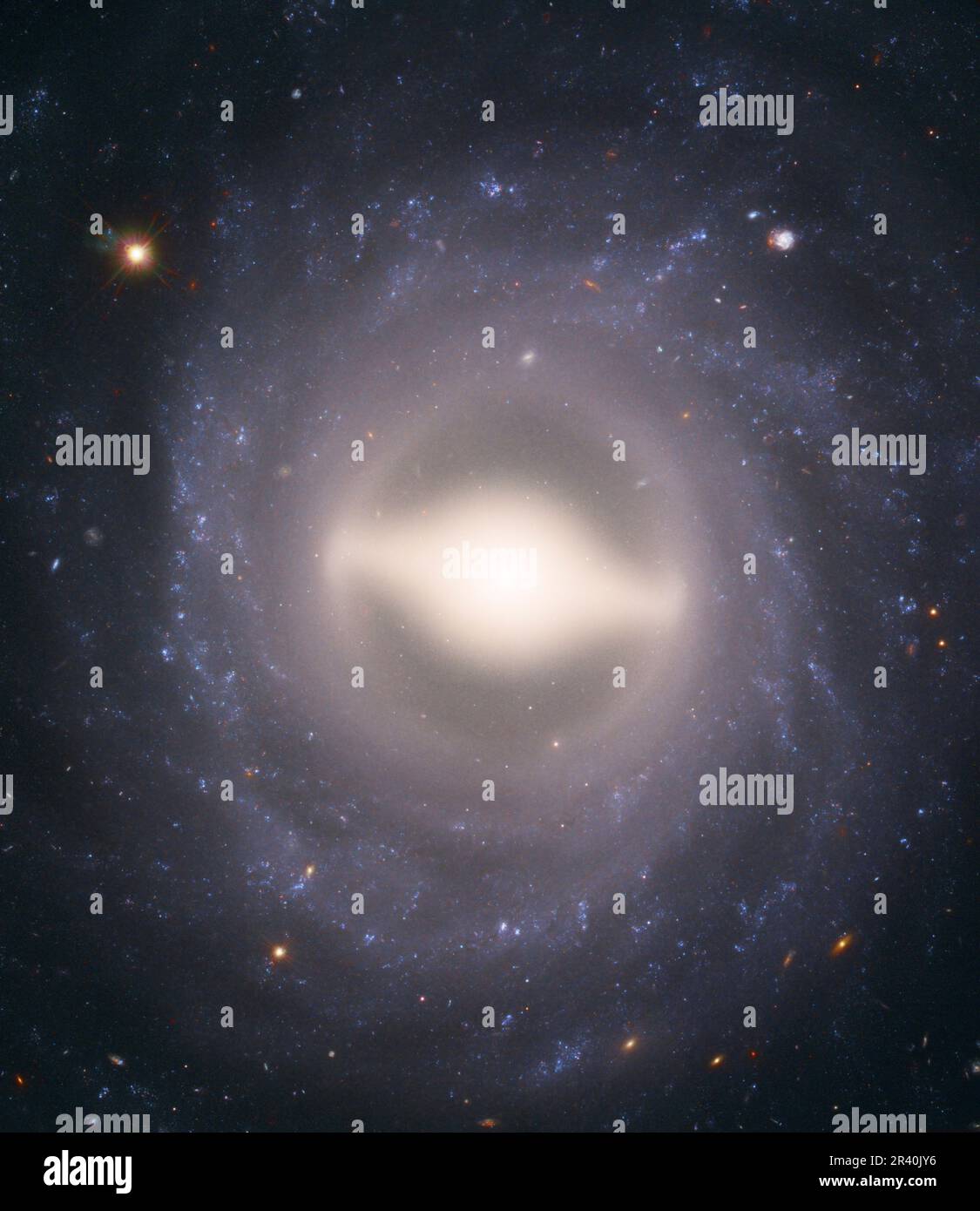 Spiralgalaxie NGC 1015, 118 Millionen Lichtjahre entfernt. Stockfoto