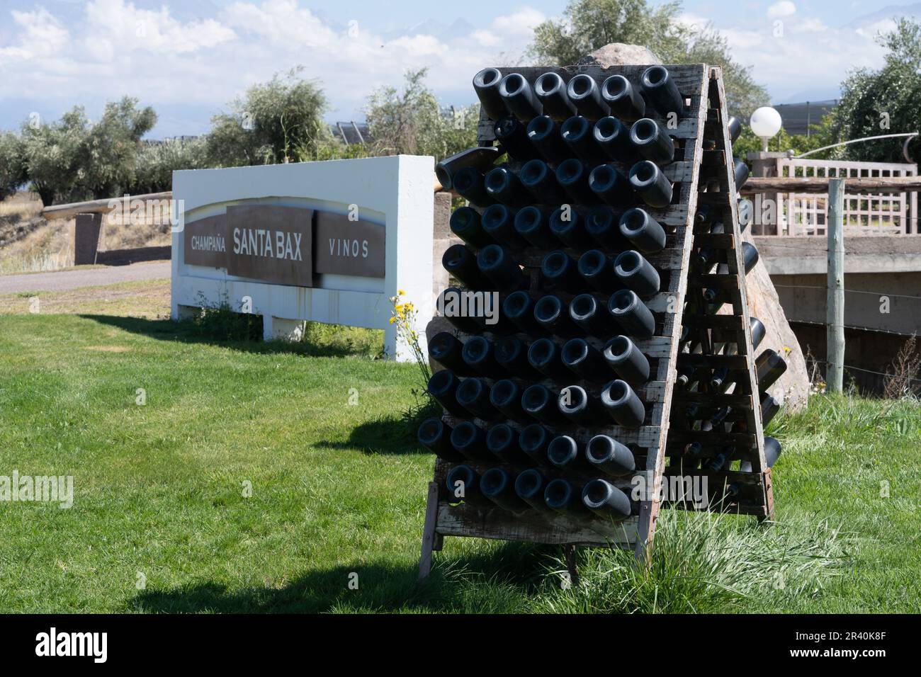 Ausstellung von Weinflaschen am Eingang zum Weingut Jean Bousquet in Gualtallary, Tupungato, Valle de Uco, Argentinien. Stockfoto