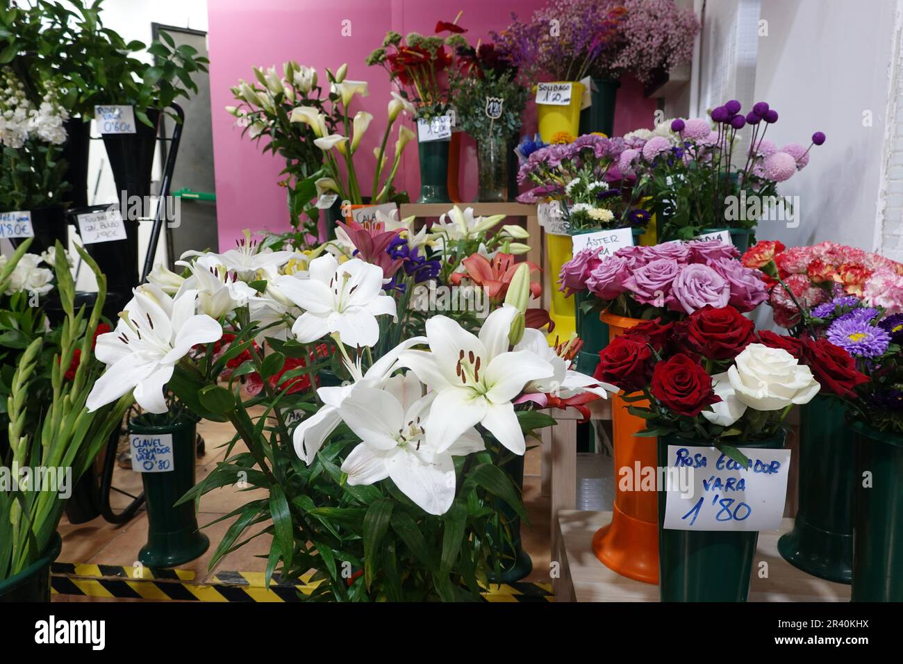 Schneiden Sie Blumen an einem Stand im Mercado de Vegueta Stockfoto