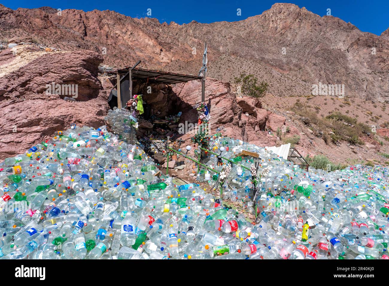 Ein Schrein für den legendären volksherren La Difunta Correa, mit Wasserflaschen entlang einer Straße in Argentinien. La Difunta Correa ist gestorben Stockfoto