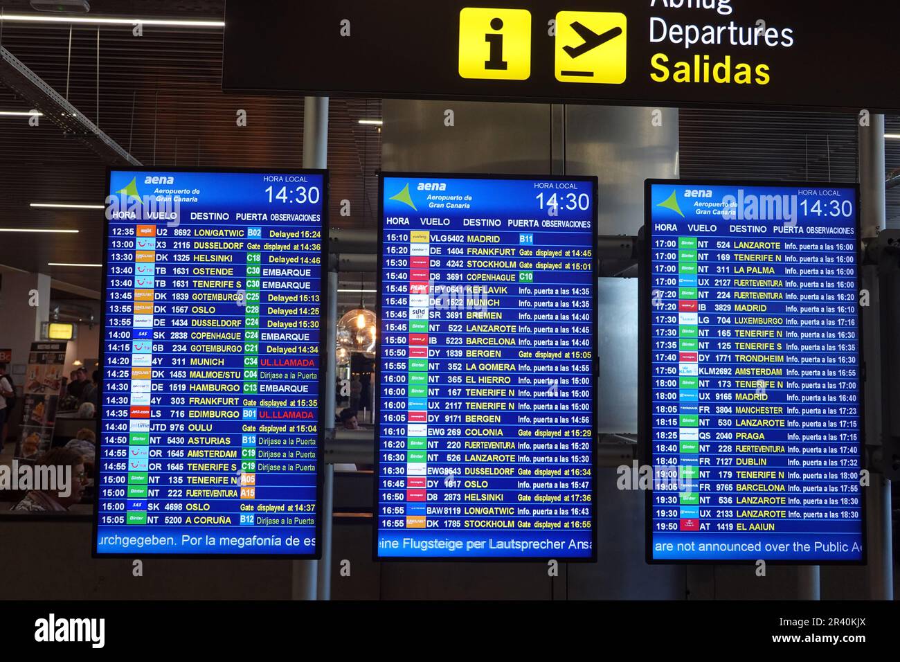 Elektronische Anzeigetafel mit Abflügen am Flughafen Stockfoto