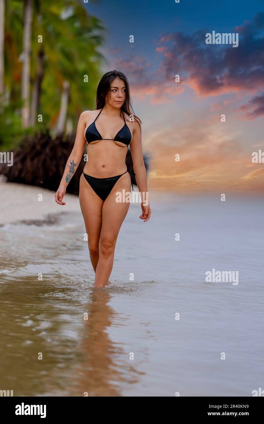 Ein hübsches lateinamerikanisches Model spaziert an den Stränden der Karibik Stockfoto