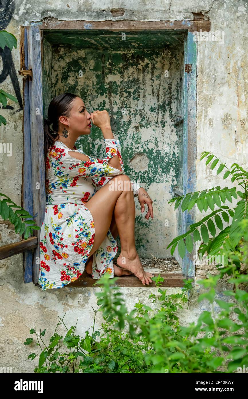 In den verlassenen Ruinen Einer Hacienda in der mexikanischen Provinz Yucatan Mexiko steht ein hübsches spanisches Model Stockfoto