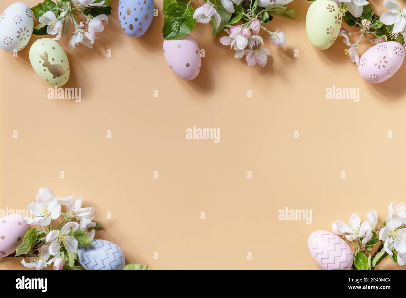 Konzept für frohe Osterferien. Ostereier und Apfelblumen Frühlingsblumen Hintergrund. Religiöse Osterferien im Frühling. Vi Stockfoto