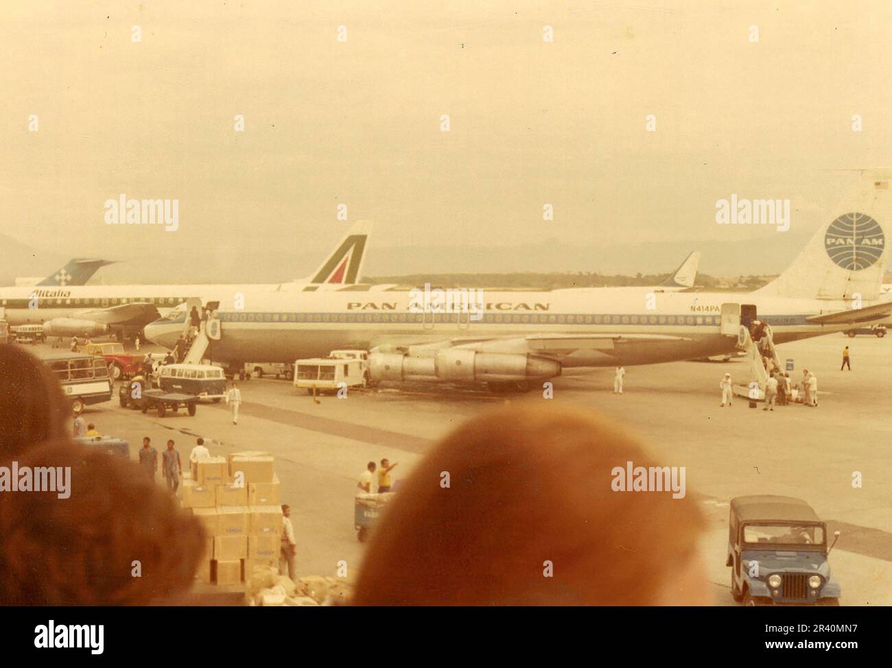 Gescannter Ausdruck von 1972 Personen am internationalen Flughafen Rio de Janeiro (Galeao) in der Nähe der Rollbahn, als Passagiere an Bord eines PanAm Airliner gehen Stockfoto