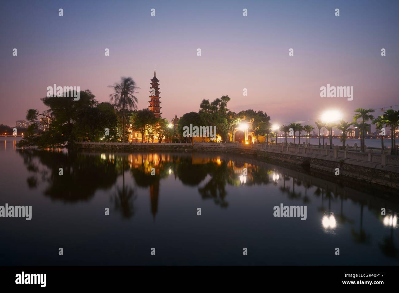 Westsee und Wasserspiegelung der beleuchteten Tran Quoc Pagode - der älteste buddhistische Tempel in Hanoi bei Abenddämmerung, Vietnam. Stockfoto