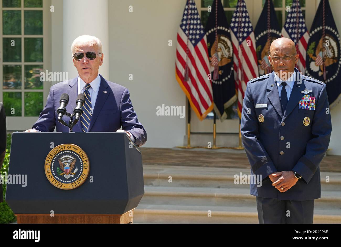 Washington, Usa. 25. Mai 2023. Präsident Joe Biden kündigt seine Absicht an, General Charles Q. Brown, Jr. R) als nächster Vorsitzender der Stabschefs bei einer Veranstaltung im Rosengarten im Weißen Haus in Washington, DC, am Donnerstag, den 25. Mai 2023, zu dienen. Foto: Pat Benic/UPI Credit: UPI/Alamy Live News Stockfoto