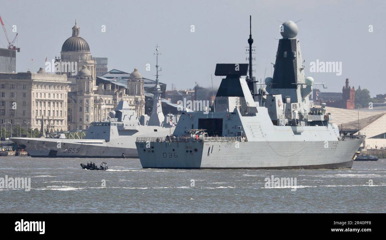 Liverpool, Vereinigtes Königreich. 24. Mai 2023. HMS Defender und die französische Navy Frigate Begatane am Kreuzfahrthafen Liverpool, zwei von mehreren Kriegsschiffen, die Liverpool zum 80. Jahrestag der Schlacht um den Atlantik besuchten Stockfoto