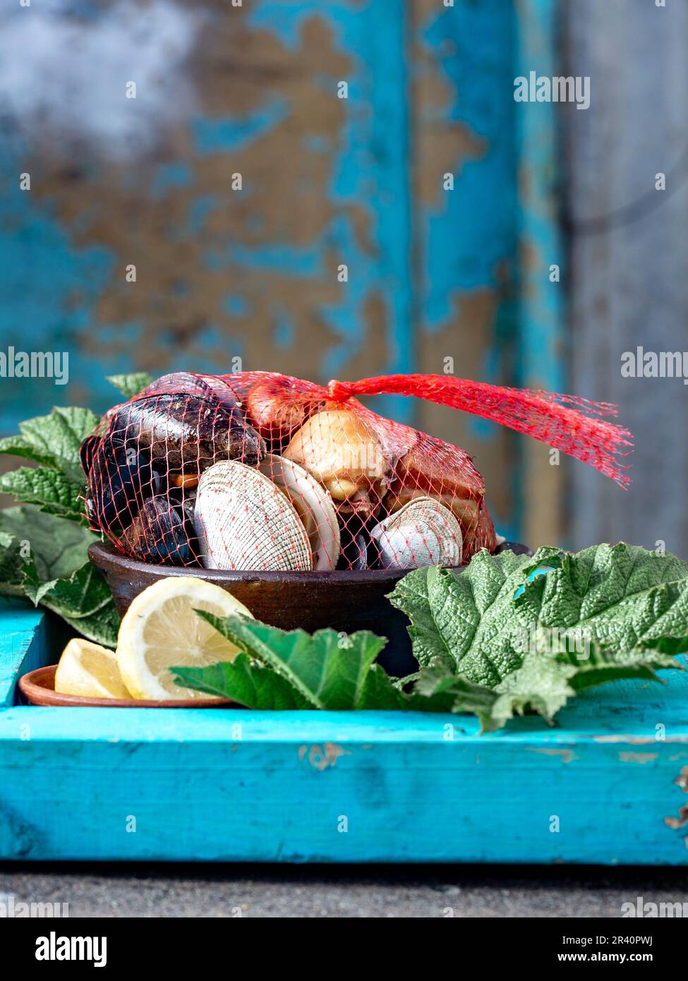 Berühmtes traditionelles Gericht im Süden Chiles und der Chiloe-Inselgruppe - Curanto al Hoyo, Kuranto. Verschiedene Meeresfrüchte, Fleisch A. Stockfoto