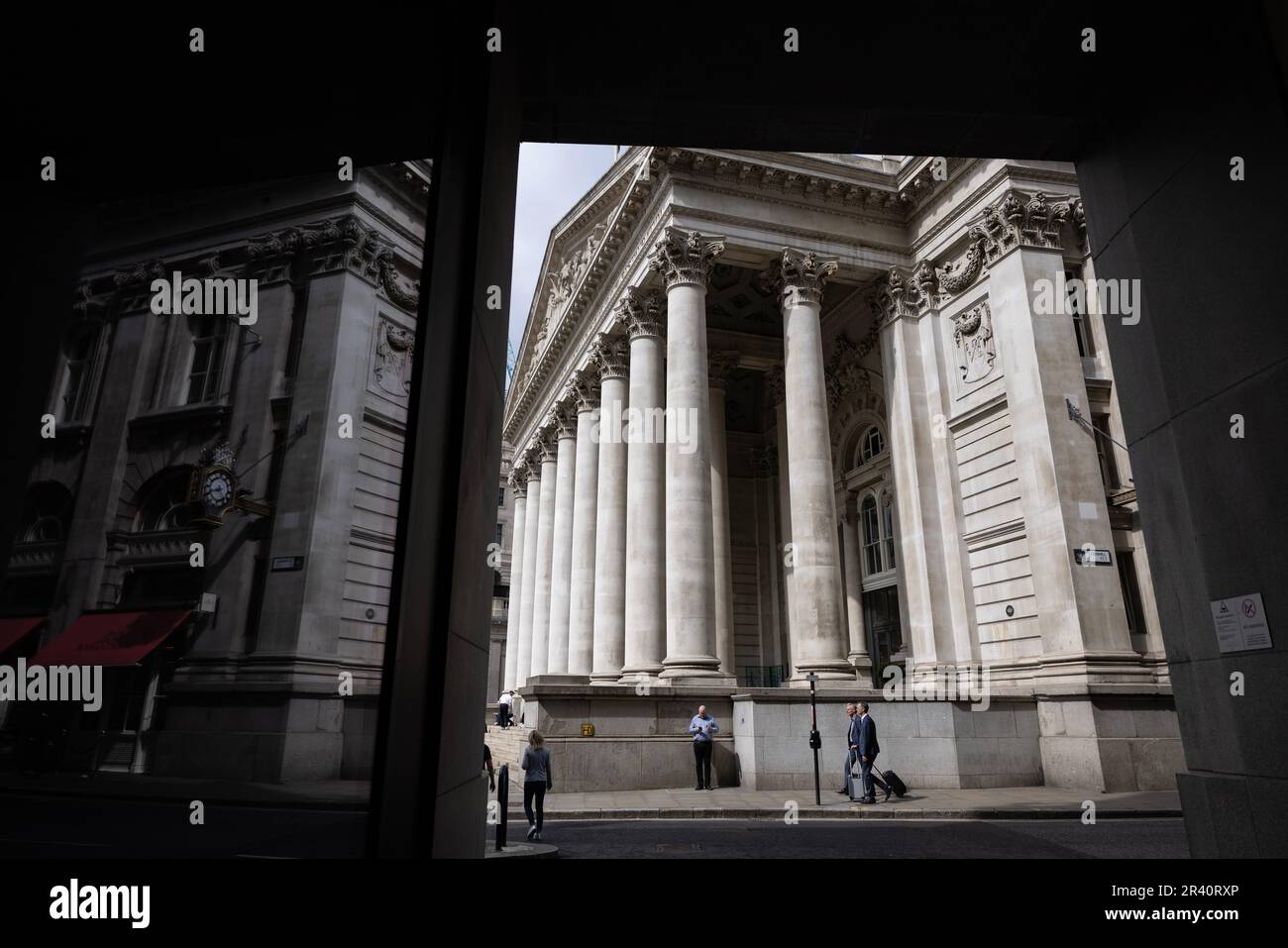 Royal Exchange-Gebäude neben der Bank of England, von Cornhill aus gesehen, im Finanzzentrum der City of London, England, Großbritannien Stockfoto