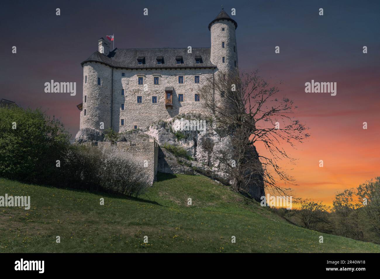 Schloss im Dorf Bobolice, Polen. Stockfoto